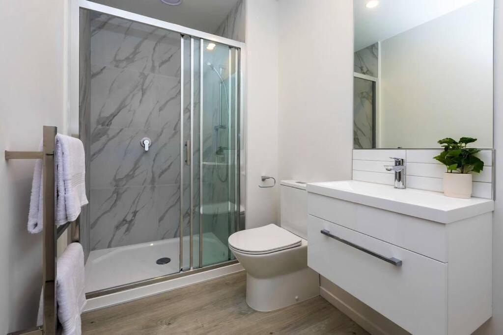 כרייסטצ'רץ' 2 Bedrooms Apprtmt Plus Underground Parking In Cbd מראה חיצוני תמונה